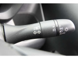 トンネルなどでのつけ忘れを防止し、安全性を高めるオートライト装備。