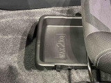 靴などが収納できる便利な助手席シートアンダートレイが付いてます