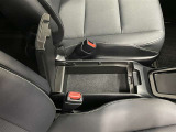 小物や身の回り品を収納できるセンターコンソール。車内をすっきり整頓できる、便利な収納スペースです。