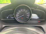 速度や車両情報を運転席から確認しやすい配置で、走行中も必要な表示を把握しやすくなっています。複数の表示がまとまり、日々の運転時に確認しやすいメーター廻りです。