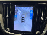 【360&deg;ビューカメラ】4台の高解像度カメラで360度の鳥瞰図を表示。隣の車や壁、死角にある障害物などを画面で確認できるため、狭いスペースでの駐車・出入りも安心です。