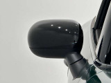 小さなパーツにもこだわりを。ミラーキャップを変えるだけで、MINIの印象を自分好みに。