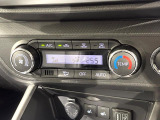 【オートエアコン】一度お好みの温度に設定すれば、車内の温度を検知し風量や温度を自動で調整。暑い&hellip;寒い&hellip;と何度もスイッチ操作をする必要はありません。快適な車内空間には必須の機能ですね♪