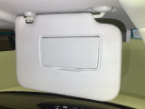 【サンバイザー】眩しさを遮り視界を確保するだけでなく、バニティミラーでの身だしなみチェックや、駐車券を挟むカードホルダーとしても活躍。日差しから瞳を守り、運転の集中力を支えるアイテムです。