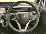 左右のスポークにスイッチが配置され、運転姿勢のまま手元で各種操作を行えます。メーターを見ながら扱いやすく、日々の運転をサポートする装備です。