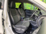【ハーフレザーシート】高級感と座り心地を両立した人気のシート♪背面・座面のファブリック素材は、通気性の良さや滑りにくさに優れています。気温や服装に左右されず快適にお乗りいただけます。