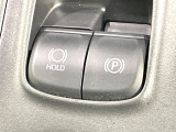 【電動パーキングブレーキ】パーキングブレーキは便利な電動式!ボタン一つで操作でき、アクセルを踏めば自動で解除されます♪レバーやペダルが無いので運転席廻りもすっきりしますね♪