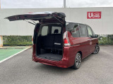 大きく開くバックドアで荷物の出し入れもスムーズに!