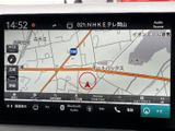 画面には地図が表示され、道路や周辺施設を確認しながら目的地へ向かえます。画面下部にはナビやオーディオなどのメニューが並び、必要な項目を見つけやすい表示で、日常のお出かけに便利です。