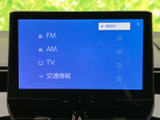 FM・AM・テレビ・交通情報の項目が画面に並び、利用したい音源を選びやすい構成です。必要なメニューを見つけやすく、日々の移動に合わせて活用できます。