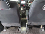 運転席と助手席の間はウォークスルーが可能です。