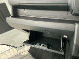 【収納部】パッと手に取りたい小物の置き場に便利。その他、沢山の収納部がございます。