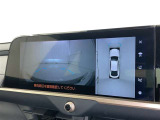 パノラミックビューモニターシステムが付いているので車の上から見た映像が確認できますよ。 一目で車両周辺の情報を確認できますが、直接安全をご確認下さい。