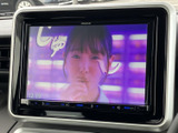 画面には映像が表示され、停車中の時間を過ごす際にも活用できます。画面の表示が大きく、内容を確認しやすいのもポイント。車内で映像を楽しみたい方にうれしい装備です。