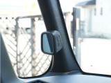 【サイドビューサポートミラー】停車時や発進時、対向車とのすれ違いや路肩に寄せるときなど、車両左側前方を確認するときに役立ちます。