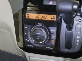 【オートエアコン】車内温度を感知して自動で温度調整をしてくれるのでいつでも快適な車内空間を創り上げます!どの席に座っても快適なドライブが楽しめます♪