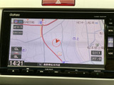 地図上に現在地を示すマークや周辺の道路、施設名が表示され、位置関係を確認しやすい画面です。縮尺変更やメニュー操作もでき、目的地までの道順確認に役立ちます。