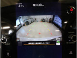 後方の映像を車内の11.6インチディスプレイに表示。 ステアリング操作に連動して動くガイドラインが、駐車や車庫入れをよりスムーズにサポート。狭いスペースでも安心して操作できる頼れる機能です。