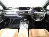 上質で落ち着いた印象のインパネ。視界も広々で運転しやすいです。
