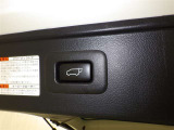 電動式バックドアです。 荷物を持ったままでもボタン一つで自動的に開け閉めできるので便利ですよ。 挟み込み防止機能も付いていますのでお子様の手や荷物を挟み込むのを防いでくれますよ。
