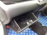 助手席側には大きなグローブボックスを備えています。車検証などを保管できます。