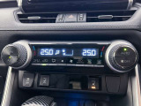 デュアルオートエアコンで運転席、助手席それぞれお好みの温度設定で快適に!