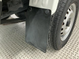 【荷台マット】荷台にはゴム製のマットが敷かれ、お荷物やフロアを保護します♪