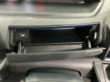 【インパネアッパーボックス】サッと取り出せてサッとしまえる、運転席の目の前にはボックスが装備されております!薄型のボックスティッシュなど収納可能☆
