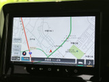 画面には現在地周辺の地図が表示され、道路や施設の位置を見ながら目的地までの移動をサポート。画面下のボタン類も視認しやすく、日常のお出かけに便利です。