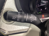 レバーをAUTOの位置にしているとき、レインセンサーが雨を感知すると、雨量に応じてワイパーが自動で作動してくれるオートワイパーを装備!設定変更で非作動にすると、間欠作動に固定されます。