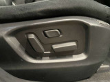【パワーシート】電動でシートポジションの変更が可能です。手動式より細かくシート設定が可能ですのでより快適な姿勢でドライブを楽しんで頂けるでしょう。
