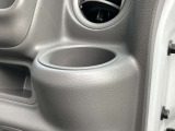 運転席の手の届きやすい位置にドリンクホルダーがある為、とても便利です!