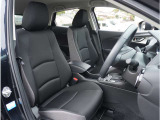 【清潔感のある運転席&助手席】隅々までクリーニングの行き届いた運転席&助手席。目立ったシミや汚れ等もございません。快適なドライブをどうぞ。