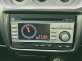 時計表示に加え、FM・AMやCD、AUXの選択ボタンを備えています。音源の切り替え内容を画面やボタンで確認しやすく、日常の移動中にも扱いやすい実用的な装備です。