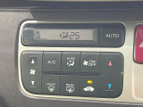 【オートエアコン】一度お好みの温度に設定すれば、車内の温度を検知し風量や温度を自動で調整。暑い&hellip;寒い&hellip;と何度もスイッチ操作をする必要はありません。快適な車内空間には必須の機能ですね♪
