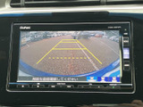 後方の映像に加えて目安となるガイド線も表示され、駐車時に周囲との距離を確認するのに役立ちます。車庫入れや縦列駐車など、後退時の安全確認をサポートする便利な装備です。