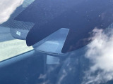 【エマージェンシーブレーキ】走行中に前方の車両等を認識し、衝突しそうな時は警報とブレーキで衝突回避と被害軽減をアシスト。より安全にドライブをお楽しみいただけます。