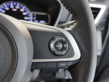 アダプティブクルーズコントロール機能付きです。走行中に先行車の様子を検知しながら、設定した車速の範囲内で先行車との距離のキープを支援します。詳細は販売店スタッフまでおたずねください。