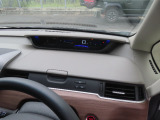 【運転席アッパーボックス】パッと取り出しやすい位置にあるボックスなので、お財布などの小物から本などの小冊子、駐車券など、よく使うものの収納に便利です。