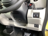 左側に高速で便利なETCがあり、また、便利な電動スライドドア、横滑りを防ぐVSAなどのスイッチは、運転席の右側、手の届きやすい位置にあります。