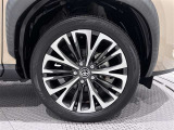 アルミホイールを装備、タイヤサイズは215/50R18です。