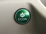 【eコンスイッチ】低燃費運転をサポートするECONモード。スイッチをONすると、エンジンやトランスミッション、A/Cなどを協調制御し、燃費の向上に貢献。エコドライブの効果を高めます。