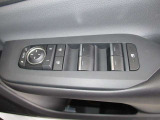 運転席のパワーウインドウスイッチです!電動ドアミラーのコントロールスイッチもあります。