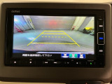 リバースギアに入れるだけで後方の表示へ切り替わります。夜間や雨の日の駐車も楽になりますよ。