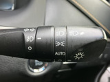 レバーには方向指示やライト類の表示があり、操作内容を確認しやすい配置です。AUTOの表記も備わり、走行前に必要な灯火類の設定を把握しやすい装備です。