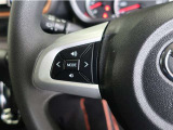 ステアリングスイッチ付き。前方から目を離すことなく操作することが可能です。