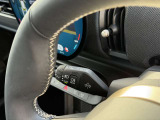 輸入車のため、ウィンカーレバーとワイパーレバーの配置は国産車と左右が逆となります。操作に慣れるまでは違和感がありますが、使用を重ねることで自然に扱えるようになります。