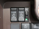 スライドドアは両側電動です。運転席から開閉操作ができます。