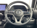 左右のスポーク部分にスイッチを備え、手元で機能を選べる仕様です。メーターを見ながら必要な操作に移りやすく、日々の運転を支えてくれます。