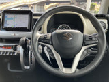 握りやすい位置にまとまったスイッチを備え、手元で各種操作を行えるステアリングです。メーターやナビとの位置関係も確認しやすく、運転に集中しやすい環境づくりに役立ちます。